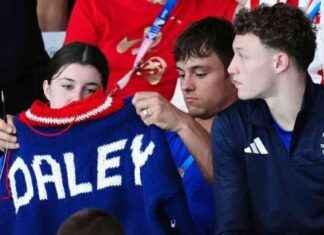 Tom Daley Reveals Sweater Made Poolside: Olympic Medalist’s Latest Achievement news-10082024-171505