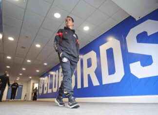 Regis Le Bris Urges Aggressive Approach for Sunderland’s Opener at Cardiff City news-10082024-171820