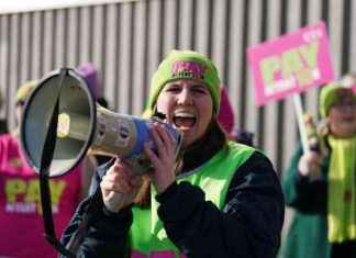 Deadline set by teachers in ongoing pay dispute: Government and councils targeted news-23082024-223405