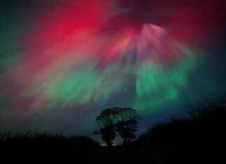 Stunning Northern Lights Display Across Scotland: A Visual Spectacle news-11102024-122103