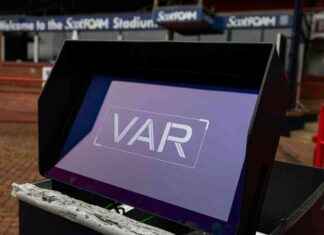 Title: Dundee Boss Tony Docherty Criticizes VAR, Admits Technology Fails to Improve Matches news-27102024-035342