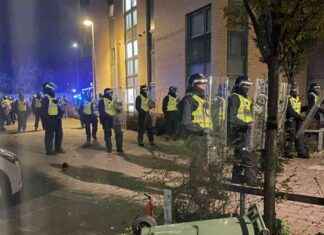Bonfire Night Disorder: Police Attacked with Bricks and Fireworks news-06112024-052151