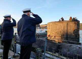 Final Voyage of Nuclear Submarine Down the Clyde: A Historic Journey final-voyage-of-nuclear-submarine-down-the-clyde-a-historic-journey