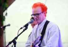 Travis Frontman Surprises Glasgow Pub Goers with Karaoke Performance travis-frontman-surprises-glasgow-pub-goers-with-karaoke-performance