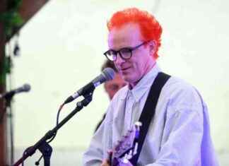 Travis Frontman Surprises Glasgow Pub Goers with Karaoke Performance travis-frontman-surprises-glasgow-pub-goers-with-karaoke-performance