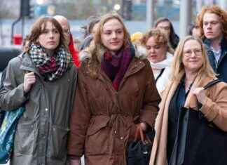 Doctor’s Continued Use of Female Changing Rooms Sparks Controversy doctors-continued-use-of-female-changing-rooms-sparks-controversy